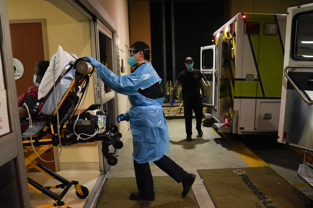 חולה בקורונה מובל ליחידה לטיפול נמרץ בבית חולים בקליפורניה. (צילום: AP Photo/Jae C. Hong)