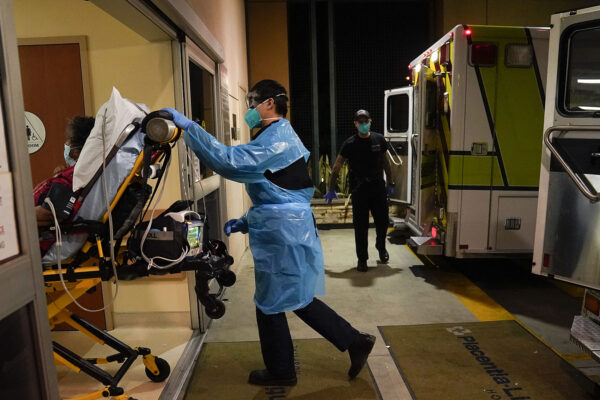 חולה בקורונה מובל ליחידה לטיפול נמרץ בבית חולים בקליפורניה. (צילום: AP Photo/Jae C. Hong)