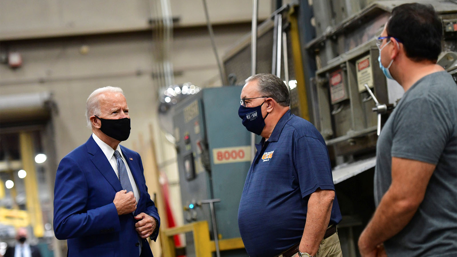נשיא ארצות הברית ג'ו ביידן מדבר עם עובדי מפעל בארצות הברית. &quot;גו' ביידן הוא חלק מהמשפחה שלנו. אנשי האיגודים&quot; (צילום: REUTERS/Mark Makela)