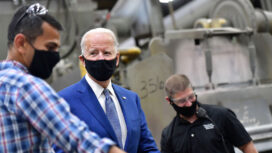 الرئيس جو بايدن وعمال مصنع في الولايات المتحدة الأمريكية (تصوير: REUTERS / Mark Makela)