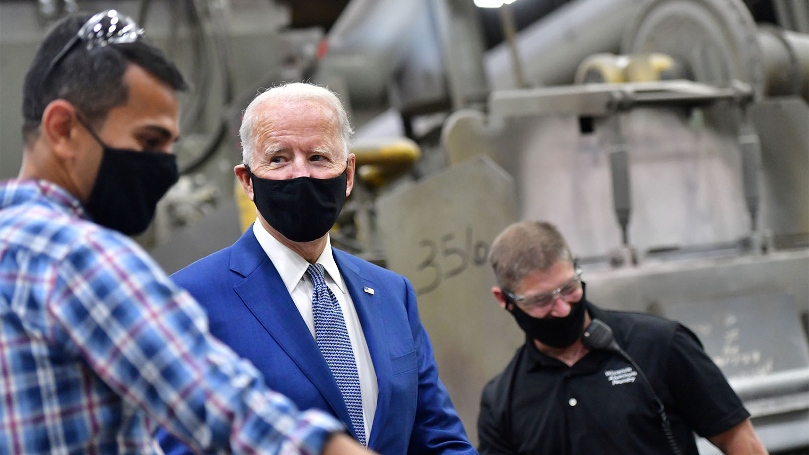 הנשיא ג'ו ביידן ועובדי מפעל בארה&quot;ב (צילום: REUTERS/Mark Makela)