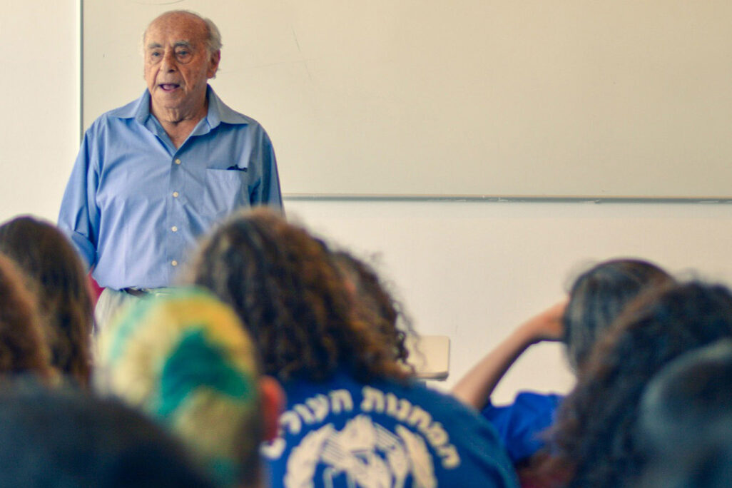 Yitzhak Belfer meeting members of the Machanot HaOlim youth movement. (Photo: Roni Or)