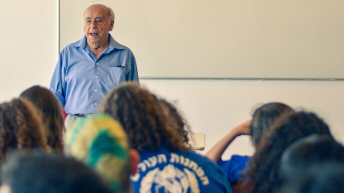 Yitzhak Belfer meeting members of the Machanot HaOlim youth movement. (Photo: Roni Or)