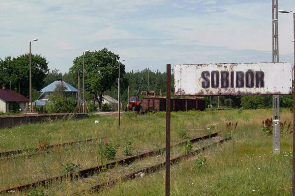 שלט תחנת הרכבת שליד מחנה ההשמדה סוביבור (צילום מתוך הסרט "שואה" קלוד לנצמן)