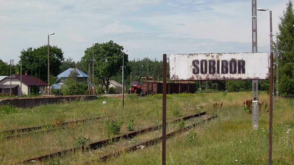 שלט תחנת הרכבת שליד מחנה ההשמדה סוביבור (צילום מתוך הסרט "שואה" קלוד לנצמן)