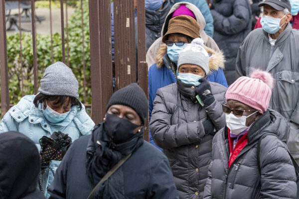 אנשים עומדים בתור לקבל חיסון בניו יורק (צילום: AP Photo/Mary Altaffer)