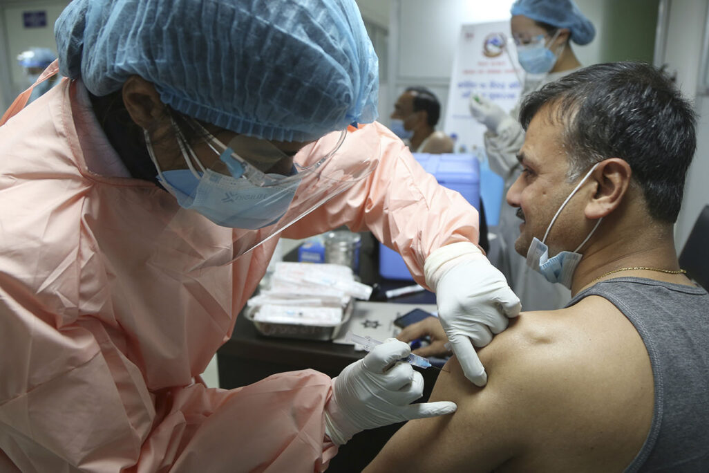 רופא בנאפולי מקבל חיסון (צילום: AP Photo/Niranjan Shrestha).