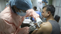רופא בנאפולי מקבל חיסון (צילום: AP Photo/Niranjan Shrestha).
