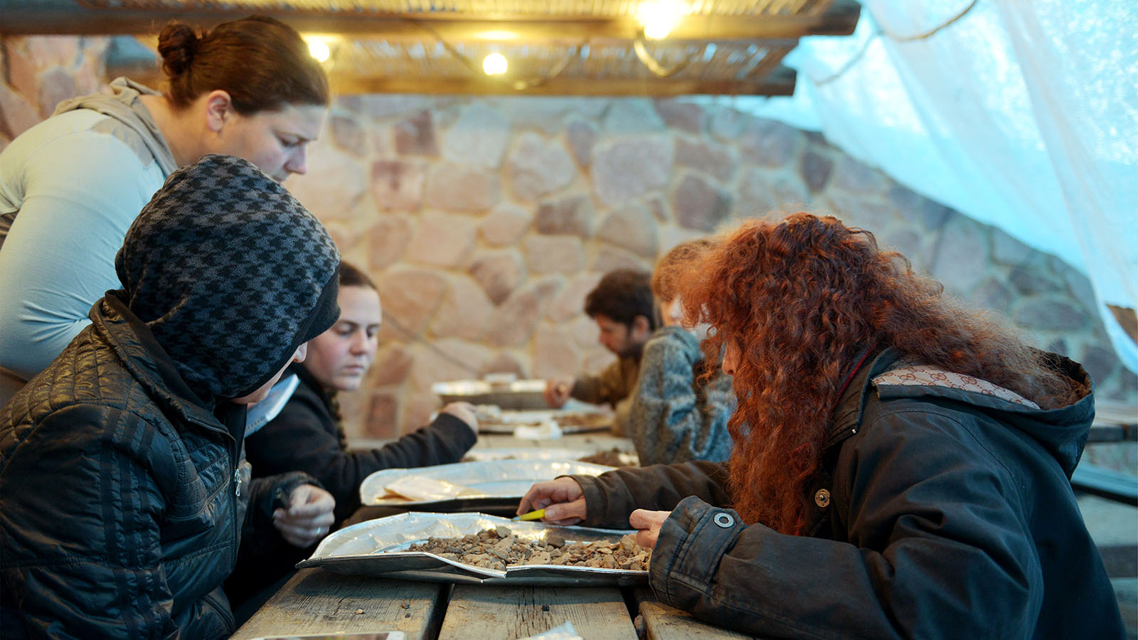 עיבוד ממצא במחנה משלחת אוניברסיטת תל אביב לבקעת תמנע. "העבודה המעשית החזירה אותנו אלפי שנים אחורה" (צילום: ארז בן יוסף ופרויקט חפירות תמנע של אוניברסיטת תל אביב)