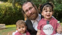 אברומי כף והנכדות. "הן משוגעות עלי" (צילום: דן לזר)