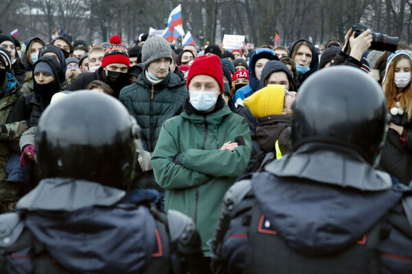 "בערים הגדולות יצאו אלפים, במוסקבה עשרות אלפים. בערים קטנות נרשמו צעדות של מאות ועשרות אנשים". (AP Photo/Dmitri Lovetsky)