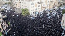 הלווייתו של ראש ישיבת בריסק, הרב משולם דוד סולובייצ'יק,(צילום: יונתן סינדל, פלאש 90)