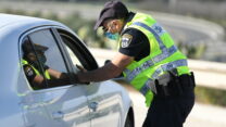 שוטר במחסום במהלך הסגר השלישי (צילום: דוברות המשטרה)
