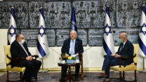 נשיא המדינה רובי ריבלין (במרכז) עם מנהל בית החולים שערי צדק (מימין) פרופ' עופר מרין, ומנהל הדסה (משמאל) פרופ' זאב רוטשטיין (צילום: חיים צח, לע"מ)