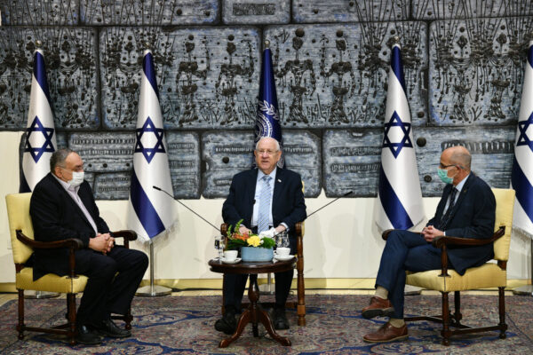 נשיא המדינה רובי ריבלין (במרכז) עם מנהל בית החולים שערי צדק (מימין) פרופ' עופר מרין, ומנהל הדסה (משמאל) פרופ' זאב רוטשטיין (צילום: חיים צח, לע"מ)