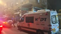 ניידת זק"א ליד ביתו של האדם שנמצא מת בביתו ברחוב החלוץ בחיפה, מספר ימים לאחר מותו (צילום: אהרון ברוך ליבוביץ)