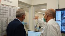 נחמן אש בביקור במרכז הרפואי שערי צדק (צילום: דוברות שערי צדק)
