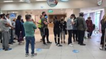 תור לחיסון קורונה במרפאת רקתי בטבריה, 8 בינואר 2020 (צילום: דפנה איזברוך)