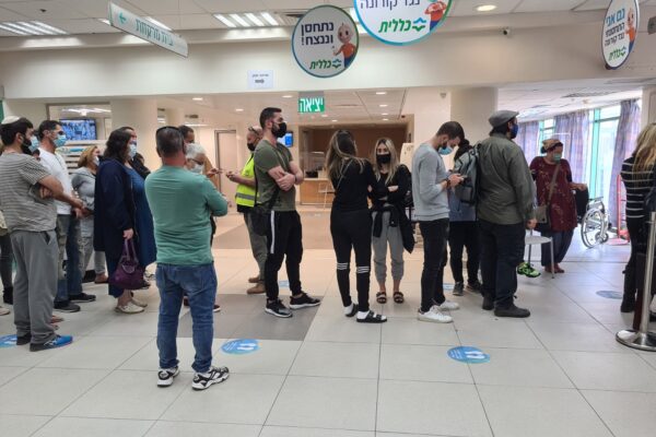 תור לחיסון קורונה במרפאת רקתי בטבריה, 8 בינואר 2020 (צילום: דפנה איזברוך)