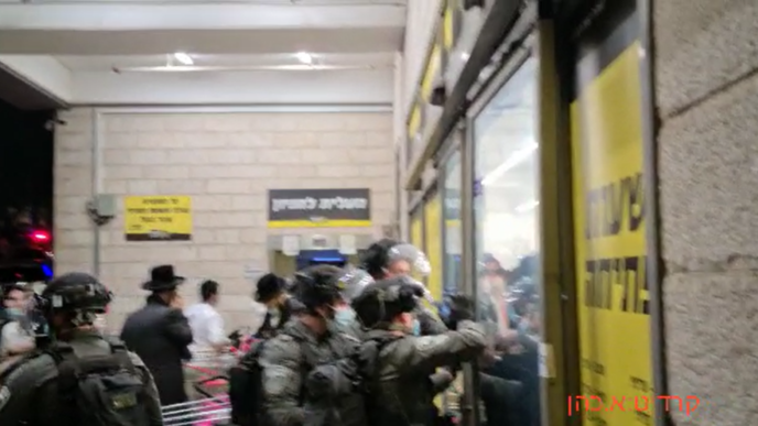 Policemen raid Bnei Brak following an attack on police, January 21, 2021 (Photo: A. Cohen, Bnei Brak Group 3)