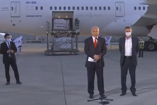 ראש הממשלה בנימין נתניהו ושר הבריאות יולי אדלשטיין מקבלים את חיסוני הקורונה של פייזר בנתב"ג (צילום מסך)