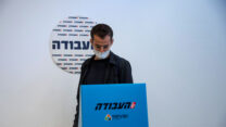 מצביע בבחירות לראשות מפלגת העבודה (צילום: מרים אלטשר/פלאש90)