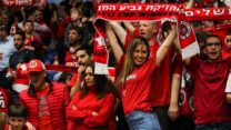 אוהדי הפועל ירושלים בכדורסל חוגגים עם הגביע לאחר שניצחו את עירוני נהריה בגמר גביע המדינה. (צילום: פלאש90)