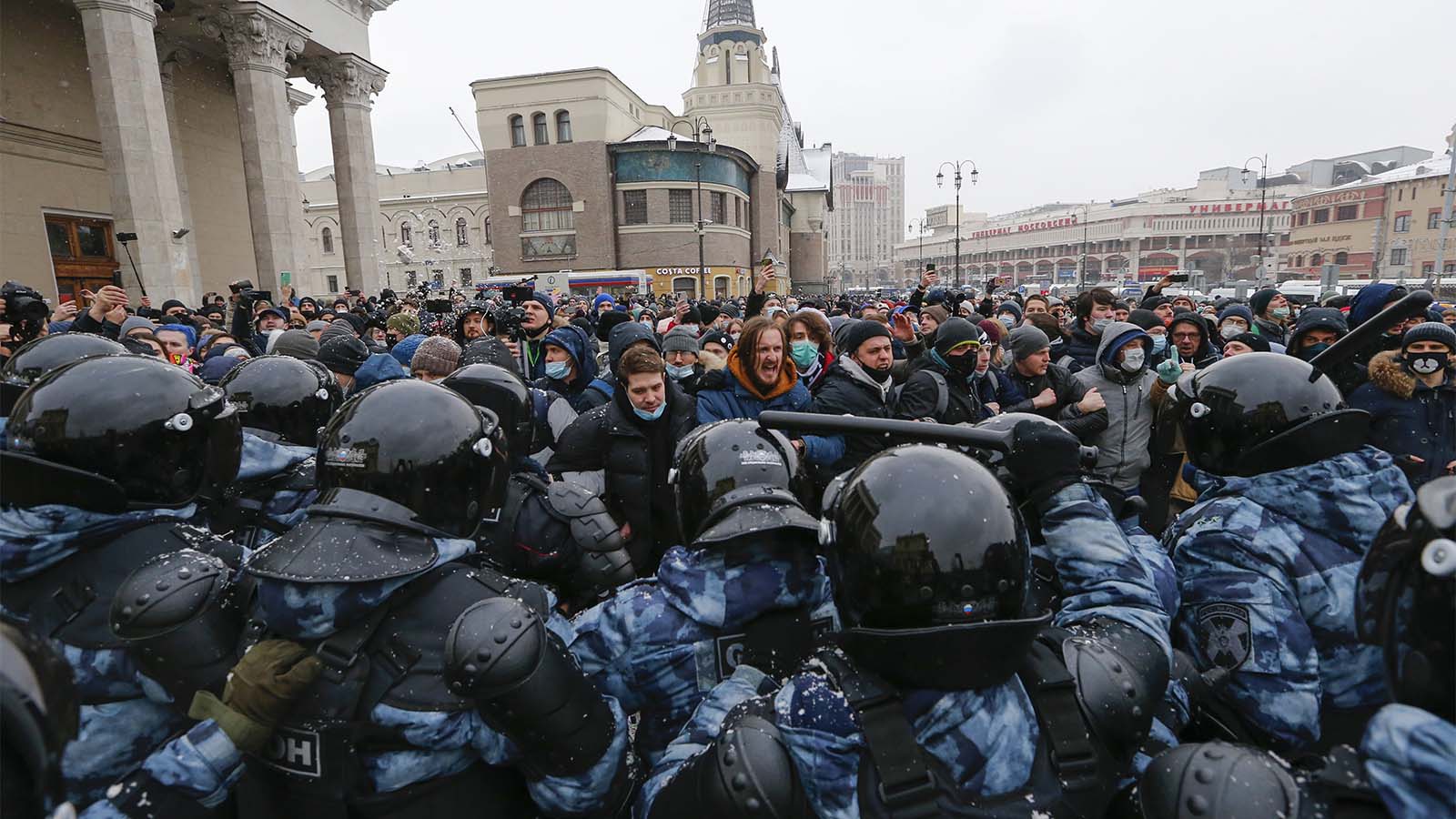 מפגינים מתכנסים לתמיכה בפעיל האופוזיציה הרוסי אלכסיי נבלני מחוץ לבית המשפט בכיכר קומסומולסקאיה. (צילום: AP/Alexander Zemlianichenko)
