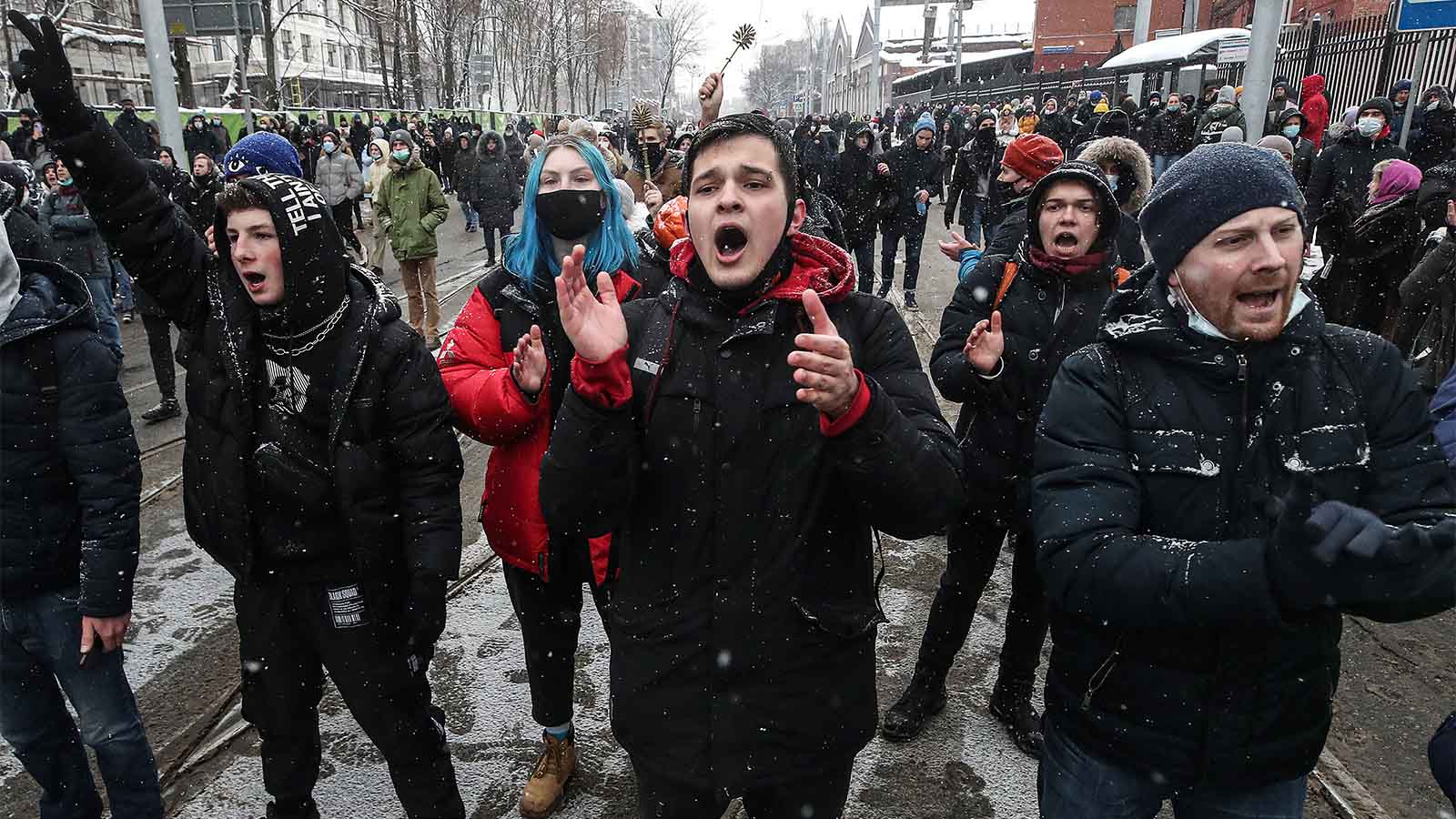מפגינים מתכנסים לתמיכה בפעיל האופוזיציה הרוסי אלכסיי נבלני מחוץ לבית המשפט בכיכר קומסומולסקאיה. (צילום: Valery Sharifulin/TASS)