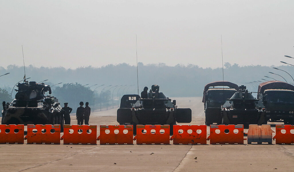 מחסום צבאי בכביש ראשי שמוביל לבניין הפרלמנט במיניאמר (צילום: AP Photo).