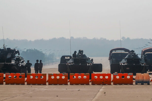 מחסום צבאי בכביש ראשי שמוביל לבניין הפרלמנט במיניאמר (צילום: AP Photo).