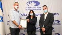 שרת התחבורה מירי רגב מעניקה תעודות הוקרה לנהגי אוטובוסים. (צילום: מירי שמעונוביץ)