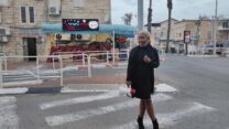 איינסו והמגפון במרכז עכו. "מאז הקורונה אני מחפשת את המנהיג הזה שיסתכל על האנשים בגובה העיניים" (צילום: רז רותם)