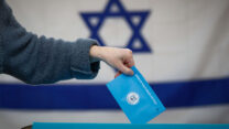 מצביעים בקלפי. (צילום: אוליבייה פיטוסי/פלאש90)