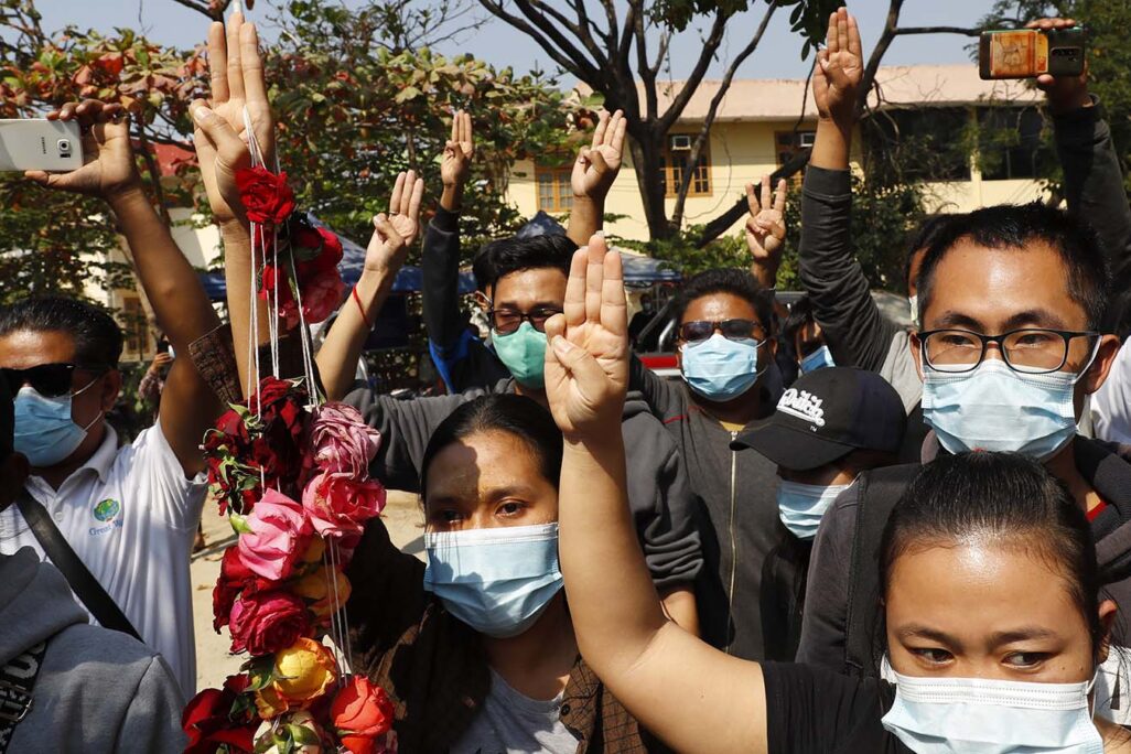 מפגינים כנגד ההפיכה הצבאית במיאנמר (צילום: AP Photo)