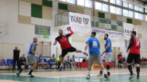 עמית גל (עם הכדור) במדי הפועל קרית אוני (צילום: לאה סטפנוב)