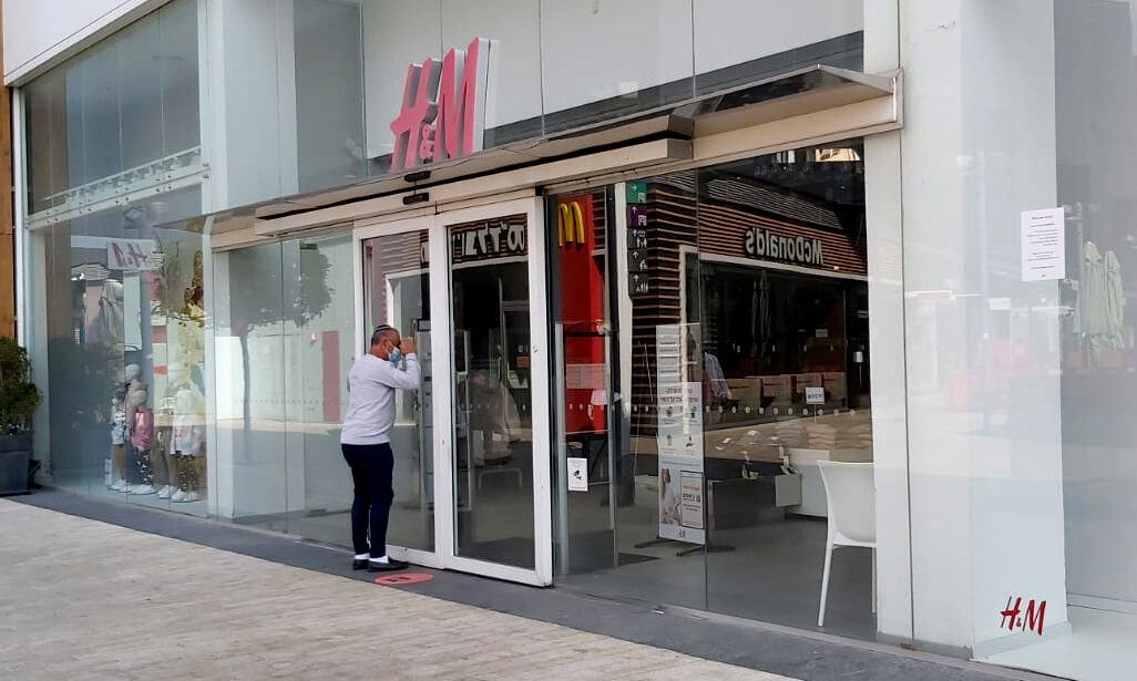 חנות בגדים במרכז קניות באשדוד מושבתת בעקבות הגבלות הקורונה (צילום ארכיון: הדס יום טוב)