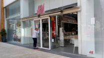 חנות בגדים במרכז קניות באשדוד מושבתת בעקבות הגבלות הקורונה (צילום ארכיון: הדס יום טוב)