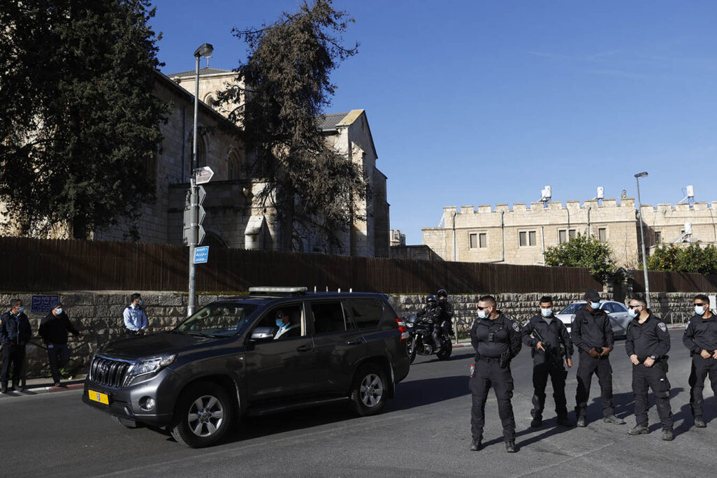 הרכב של ראש הממשלה בנימין נתניהו מגיע לבית המשפט (צילום: יונתן זינדל/פלאש 90)