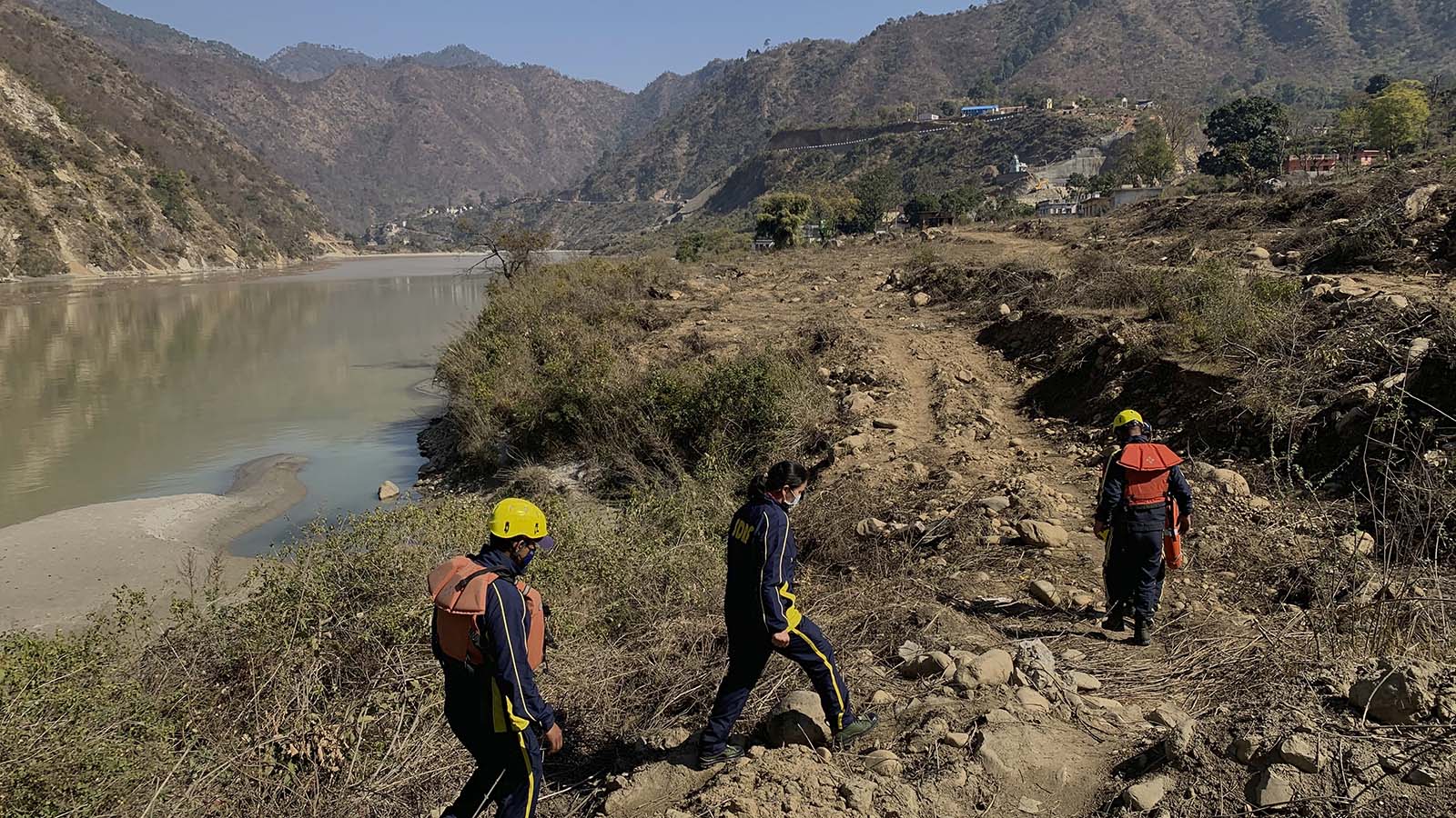 מחלצים מחפשים ניצולים וגופות באזור השיטפונות בהודו. מספר העובדים שהיו בתעלה לא ודאי (צילום: AP Photo/Rishabh R. Jain)