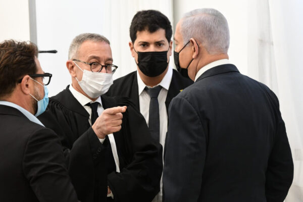 ראש הממשלה בנימין נתניהו מתייעץ עם עורכי דינו בבית המשפט המחוזי בירושלים. (צילום: ראובן קאסטרו/פלאש 90)