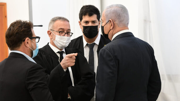 ראש הממשלה בנימין נתניהו מתייעץ עם עורכי דינו בבית המשפט המחוזי בירושלים. (צילום: ראובן קאסטרו/פלאש 90)​