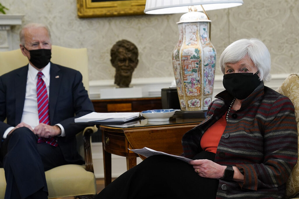 הנשיא ג'ו ביידן ושרת האוצר ג'נט ילן במשרד הסגלגל של הבית הלבן, 29 בינואר 2021. (צילום: AP/Evan Vucci)