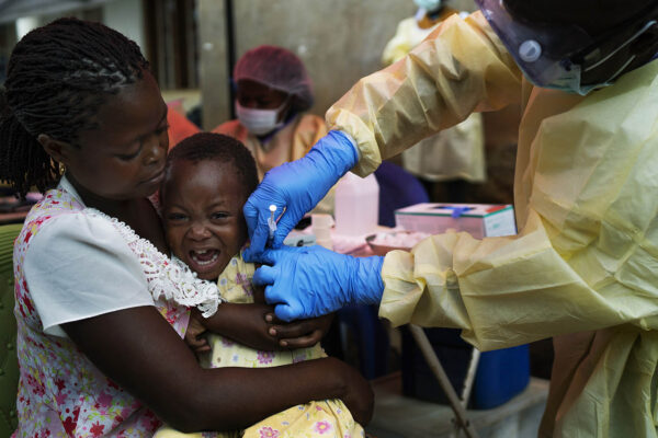 ילד מקבל חיסון נגד אבולה ברפובליקה הדמוקרטית של קונגו. (צילום: AP/Jerome Delay, file)