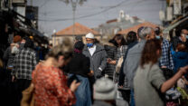 אנשים בשוק מחנה יהודה בירושלים. למצולמים אין קשר לנאמר בכתבה (צילום ארכיון: יונתן זינדל/פלאש90)