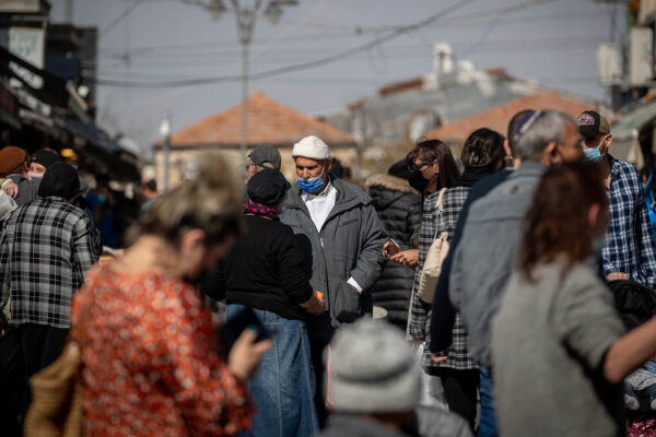 אנשים בשוק מחנה יהודה בירושלים. למצולמים אין קשר לנאמר בכתבה (צילום ארכיון: יונתן זינדל/פלאש90)