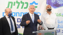 ראש הממשלה בנימין נתניהו ומנכ"ל משרד הבריאות חזי לוי בקופת חולים בזרזיר. (צילום: עמוס בן גרשום/לע"מ)
