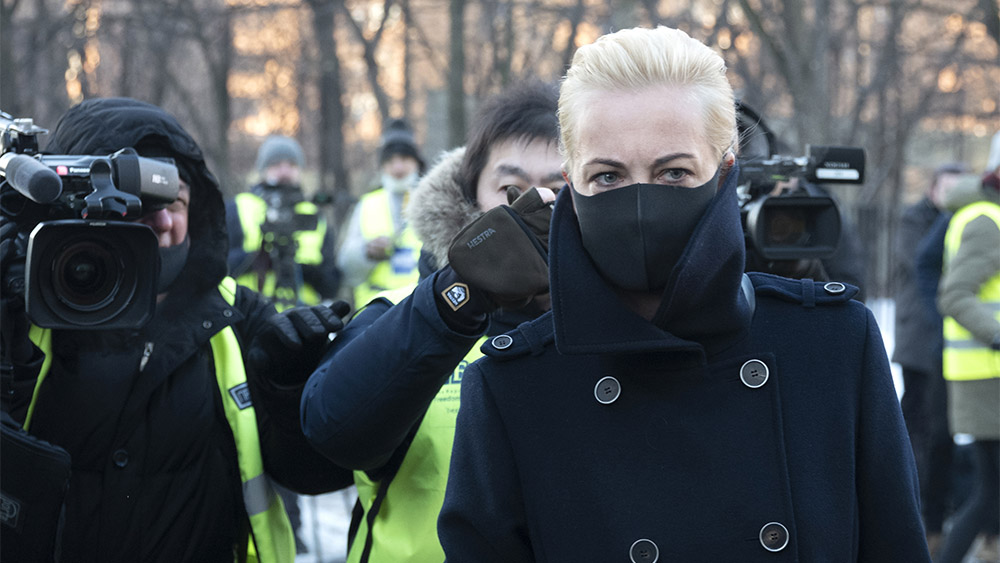 יוליה נבלני לאחר משפטו של בעלה, אלכסיי נבלני (צילום: AP Photo/Viktor Berezkin)