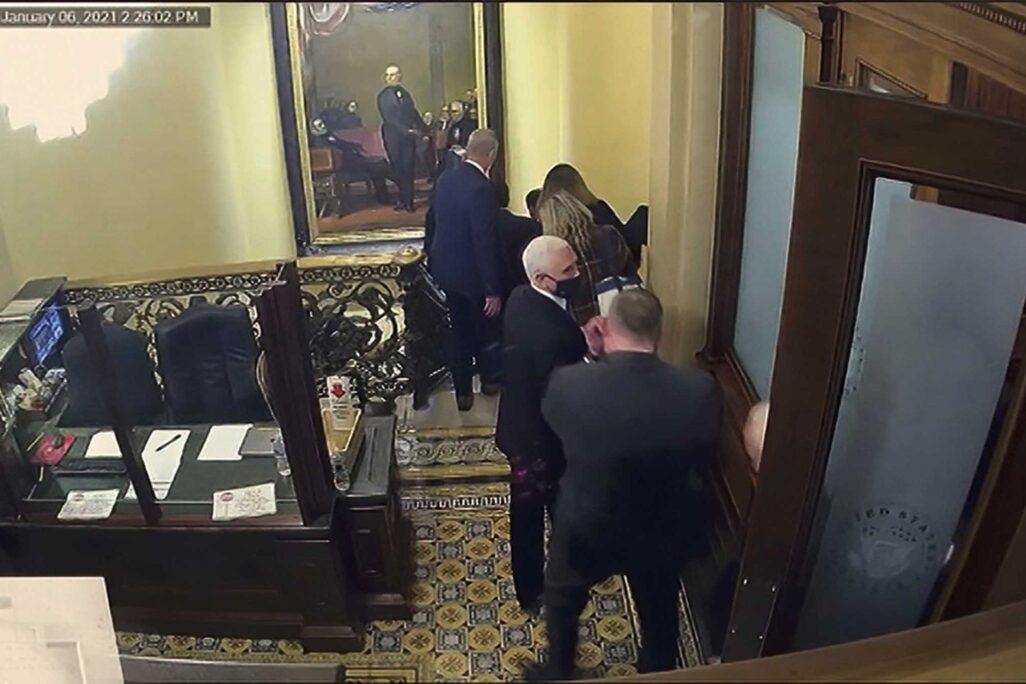 סגן הנשיא לשעבר מייק פנס מפונה ממשרדו בשל פריצת הפורעים לתוך הקפיטול (צילום: Senate TelevisionAP)