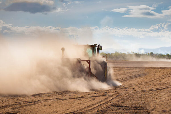 טרקטור חורש בקרקע יבשה. אין מדד כלכלי לאיכות האדמה, עד שהגידולים החקלאיים נכשלים (צילום: Johan Larson/Shutterstock)